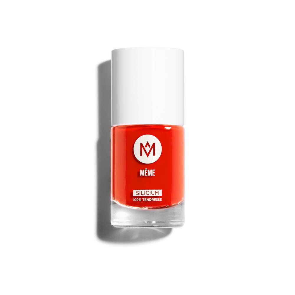 Nagellakflesje met rode inhoud en witte dop. Logo MÊME en SILICIUM zichtbaar.