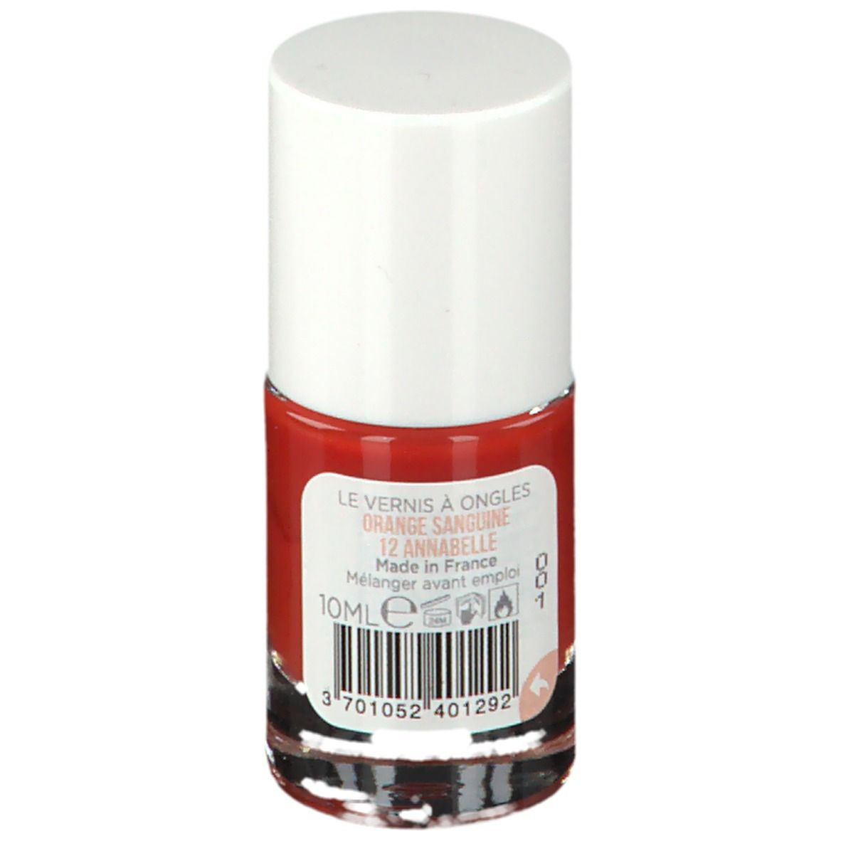 Nagellakflesje met rode inhoud en witte dop. Achterkant met tekst en barcode.