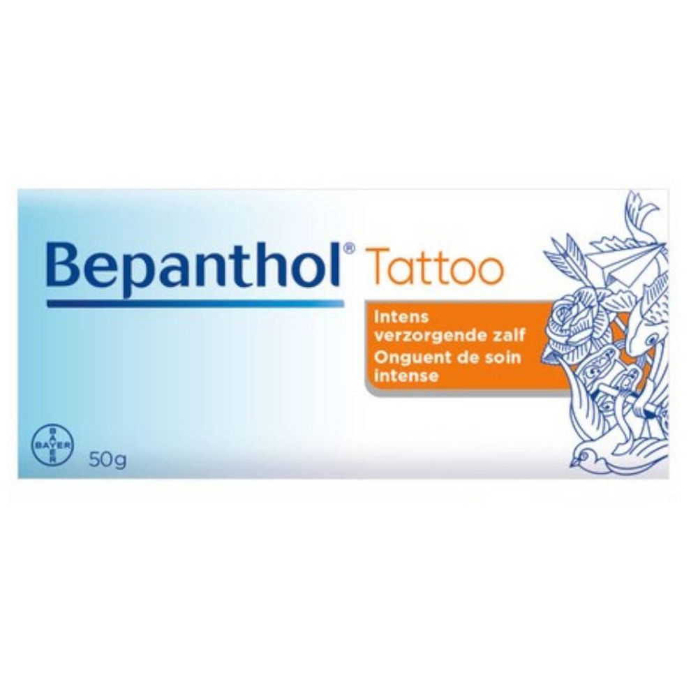 Bepanthol Tattoo-Packung. Weiß-blaues Design mit Produktnamen und floralen Illustrationen. 50g-Angabe.