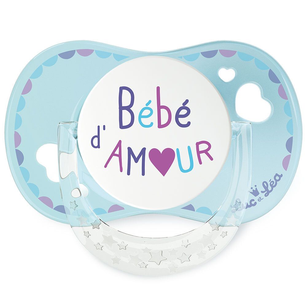 Blauwe fopspeen met witte midden. Opschrift "Bébé d'AMOUR". Merk Luc et Léa. Transparante speen.