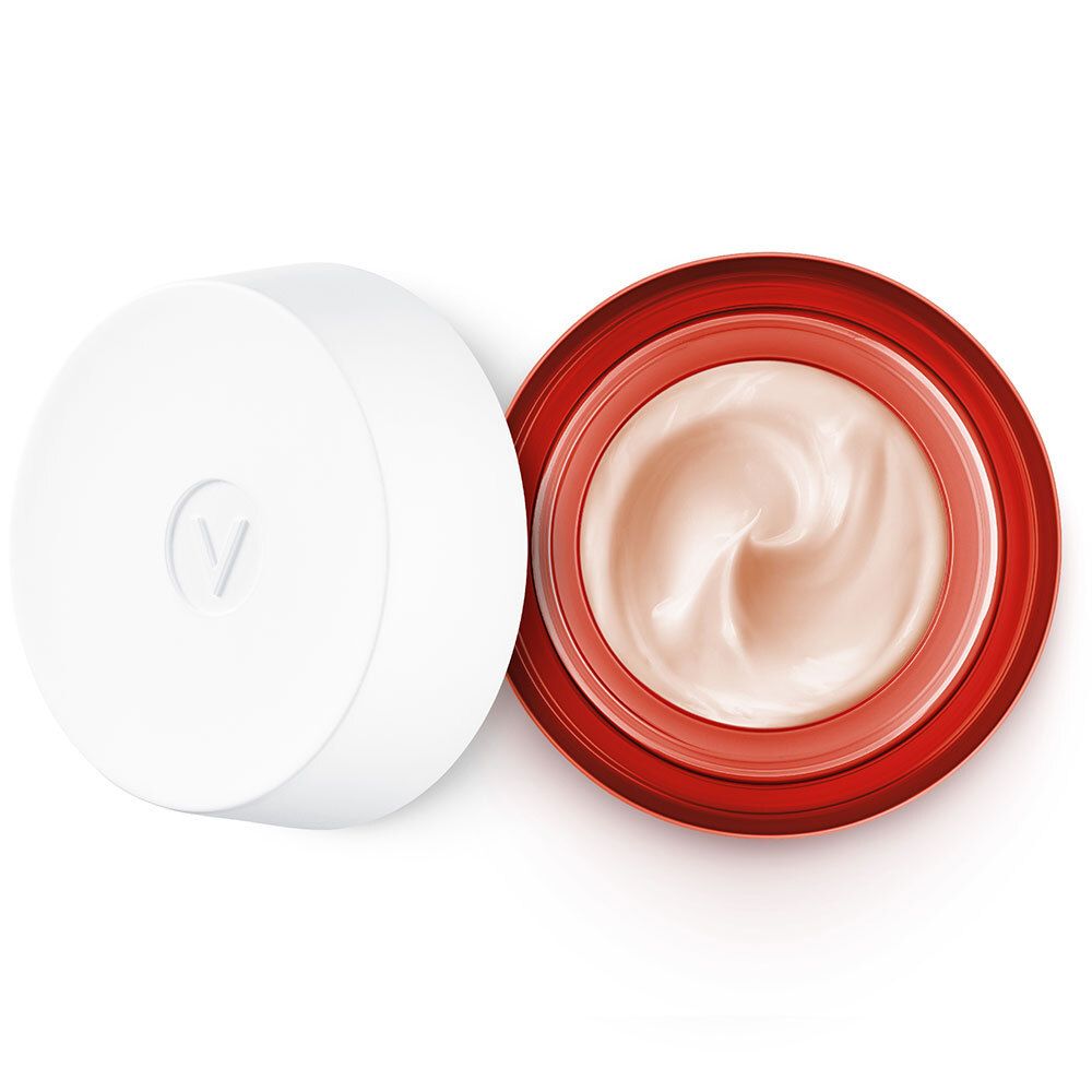 Pot ouvert avec crème. Couvercle à côté. Pot rouge, couvercle blanc.