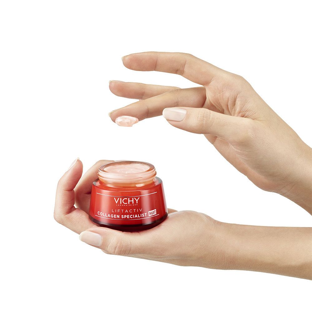 Mains tenant un pot. Doigt avec crème. Vichy Liftactiv Collagen Specialist Nuit.