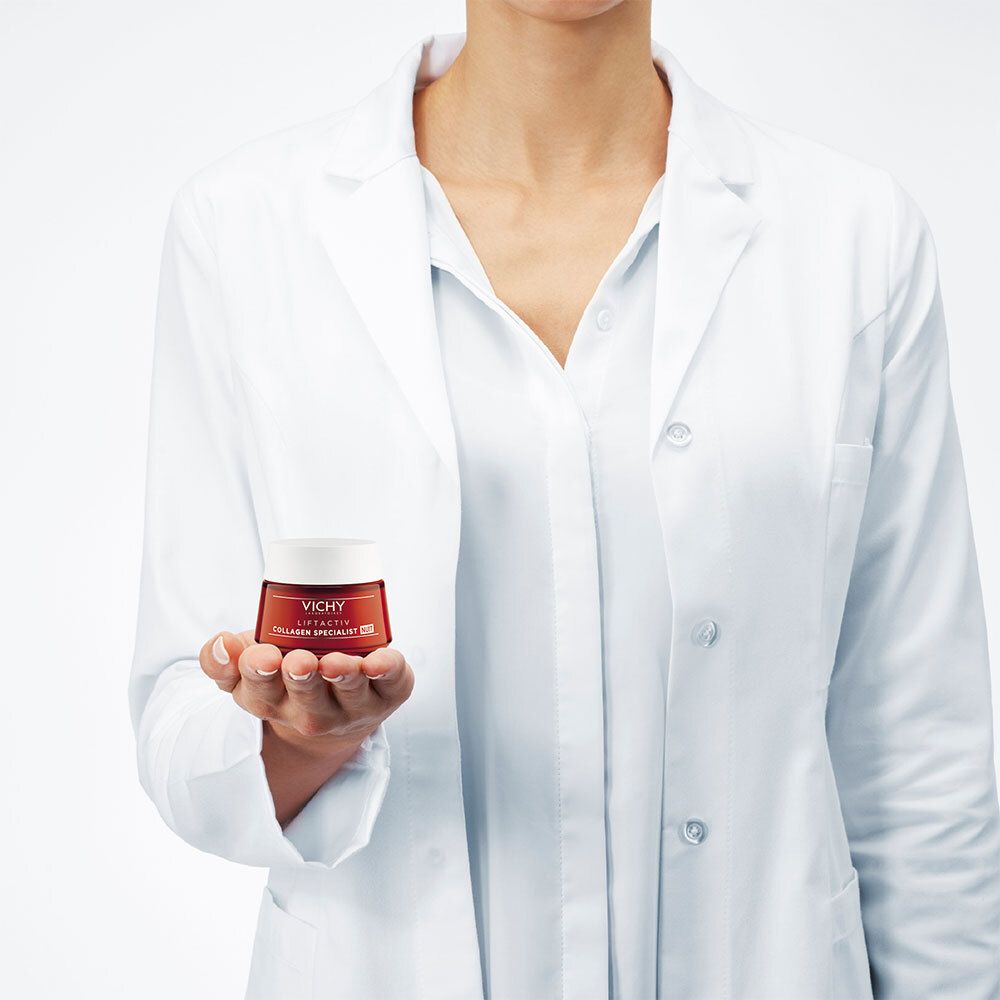 Personne en blouse blanche tenant un pot. Vichy Liftactiv Collagen Specialist Nuit.