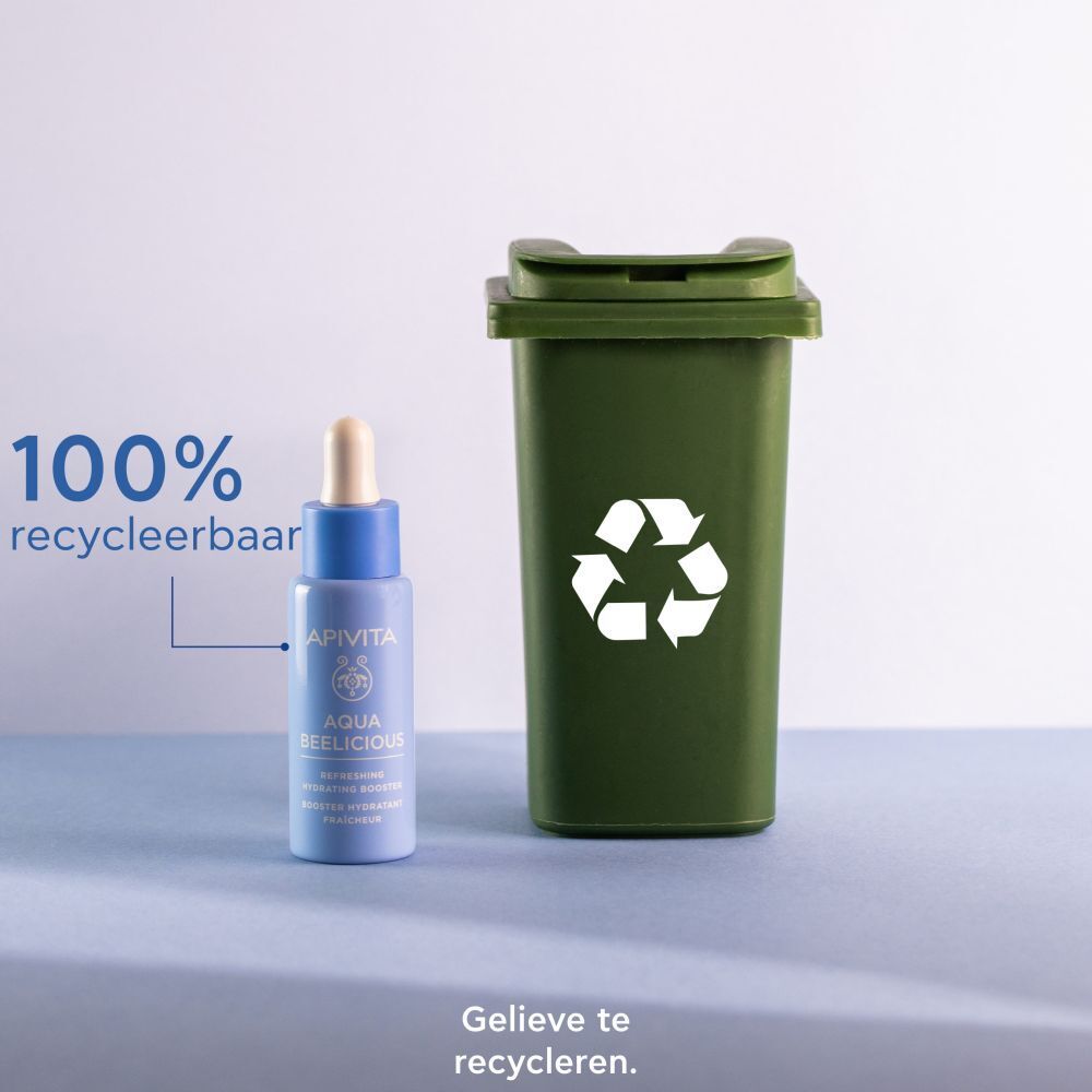 Fles naast vuilnisbak. Tekst: 100% recyclebaar. Gelieve te recycleren.