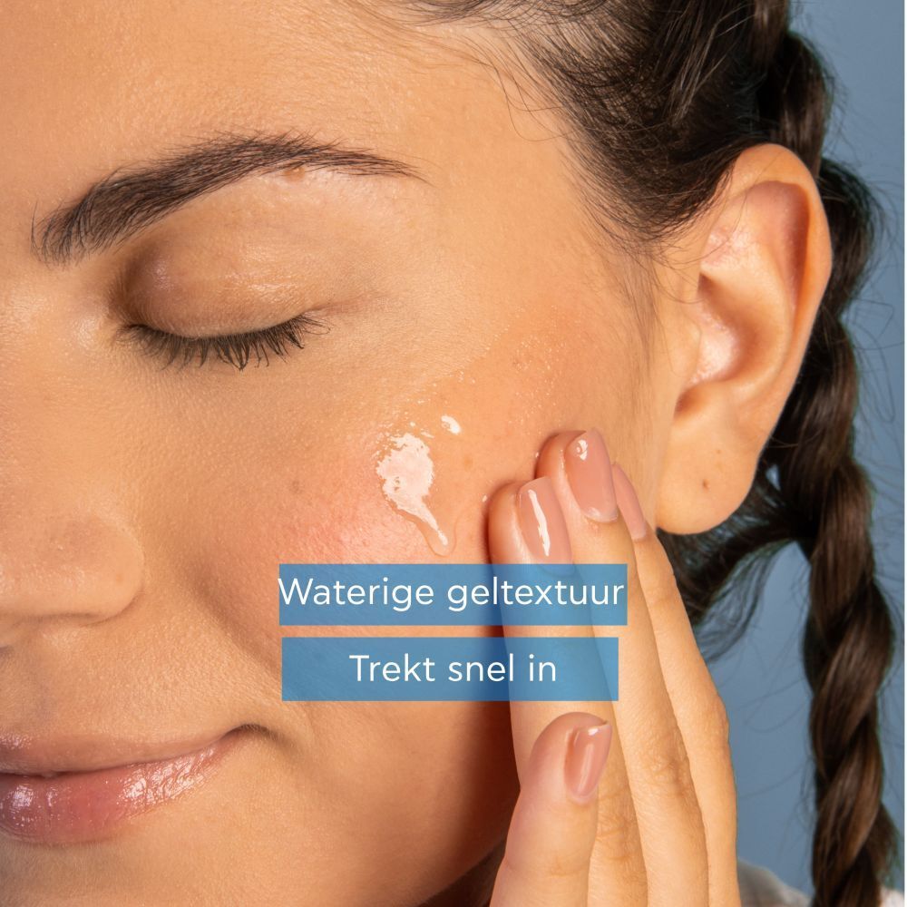 Product op huid aangebracht. Tekst: Waterige geltextuur, trekt snel in.
