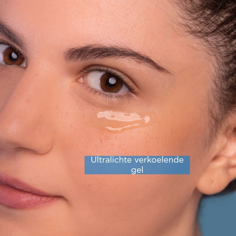 Productopstelling met ingrediënten. Tube, cistusroos, roos, iris, honing. Tekst: Voedt de huid.