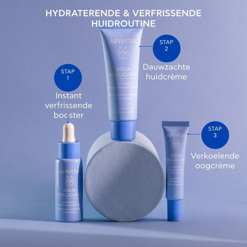 Productroutine. 3 producten. Lotion, serum, gel-crème. Lichtblauwe achtergrond.
