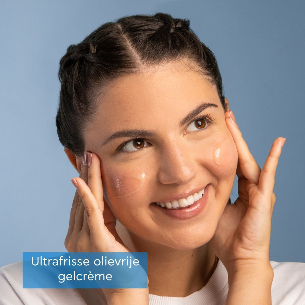 Vrouw met gel-crème op gezicht. Tekst. Ultrafrisse olievrije gelcrème.