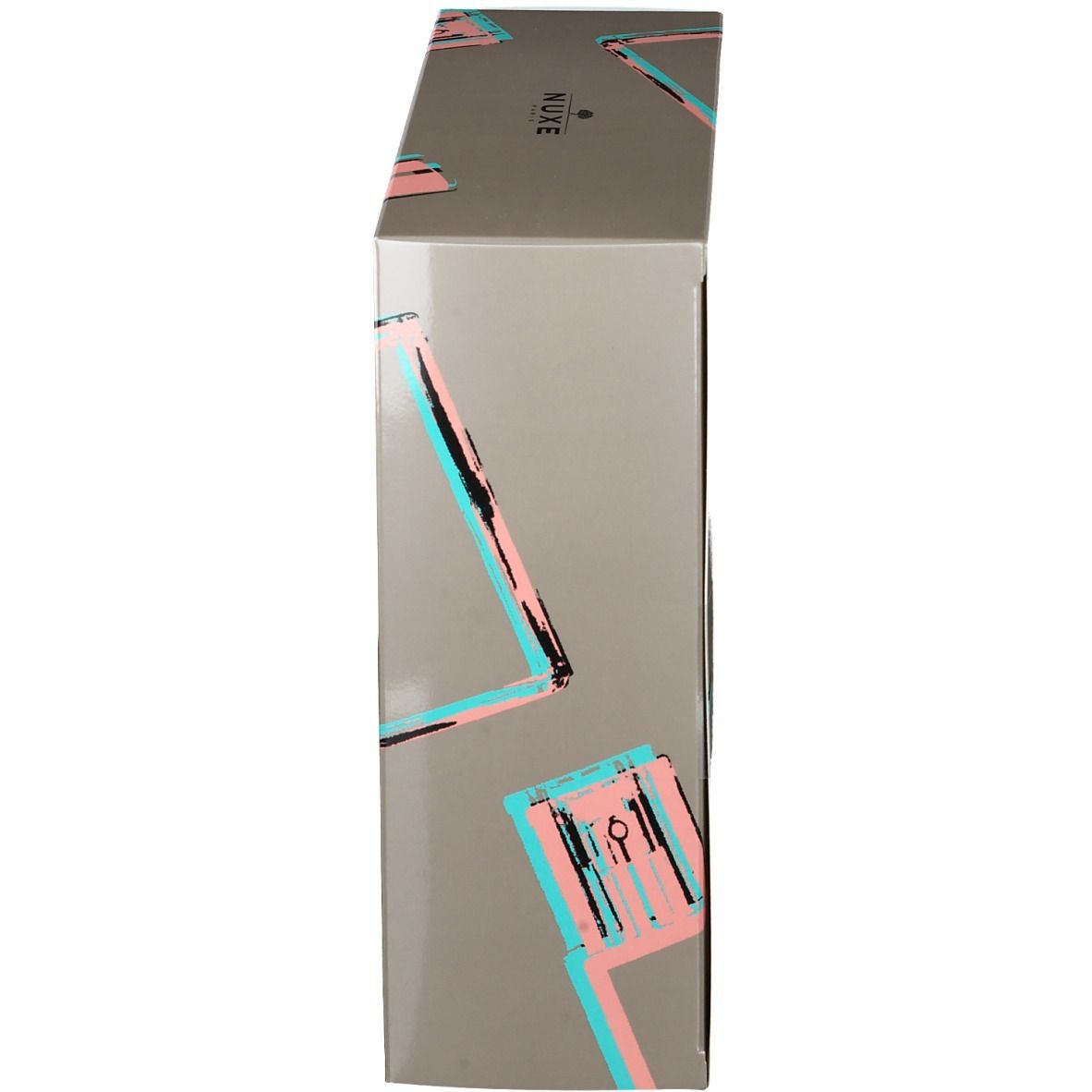 Côté de la boîte cadeau. Boîte grise avec motifs géométriques colorés et logo NUXE. Vue en angle.