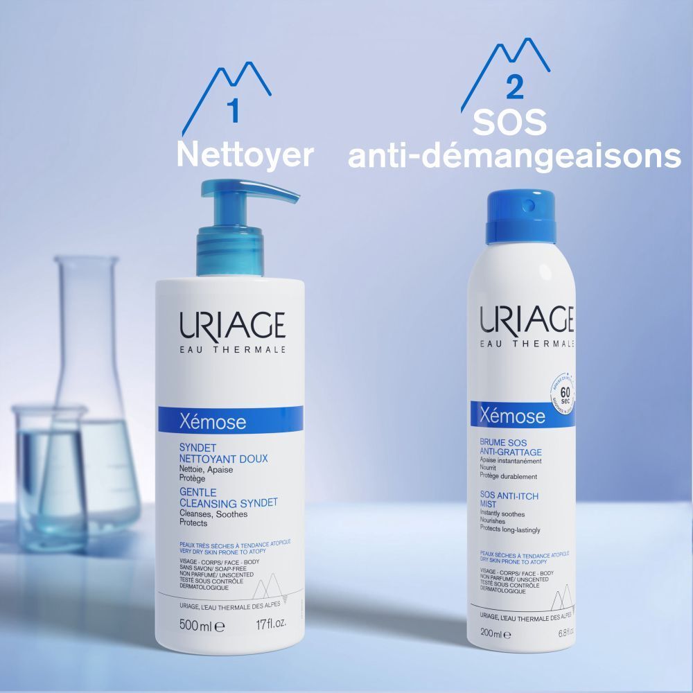 Spray anti-démangeaisons Uriage Xémose. Flacon blanc, bouchon bleu. Texte et logo visibles.