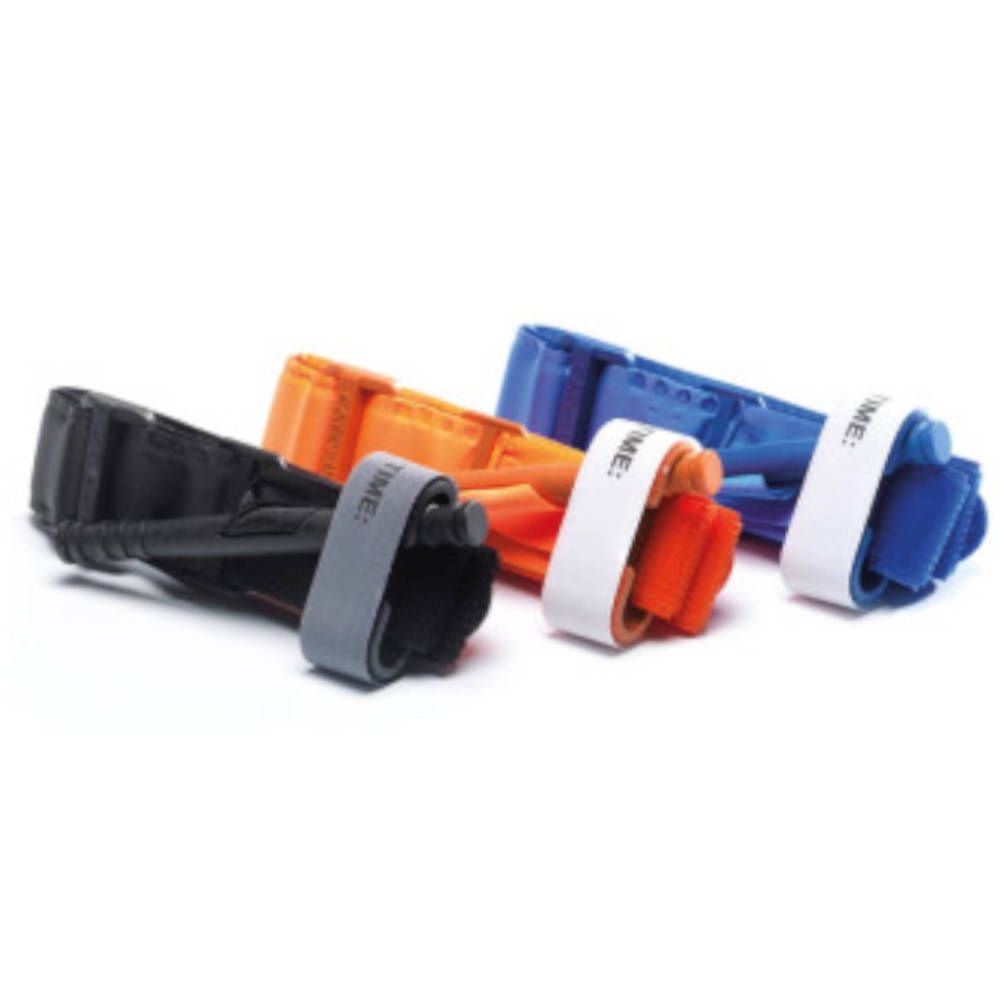 Meerdere tourniquets in kleuren. Zwart, oranje en blauw. Klittenbandsluiting met wit veld voor label.