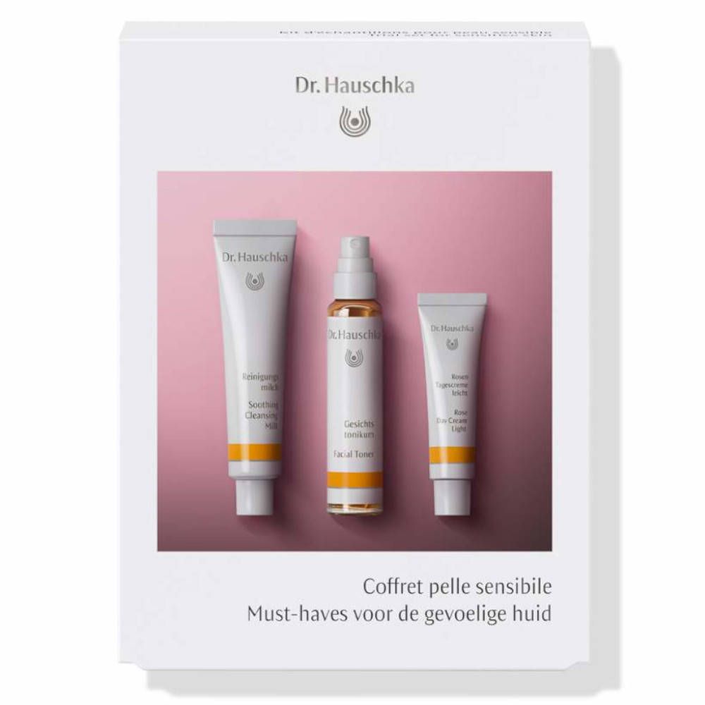 Geschenkset mit drei Dr. Hauschka Produkten für empfindliche Haut. Cremes und Lotionen in weißen Tuben und Flaschen.