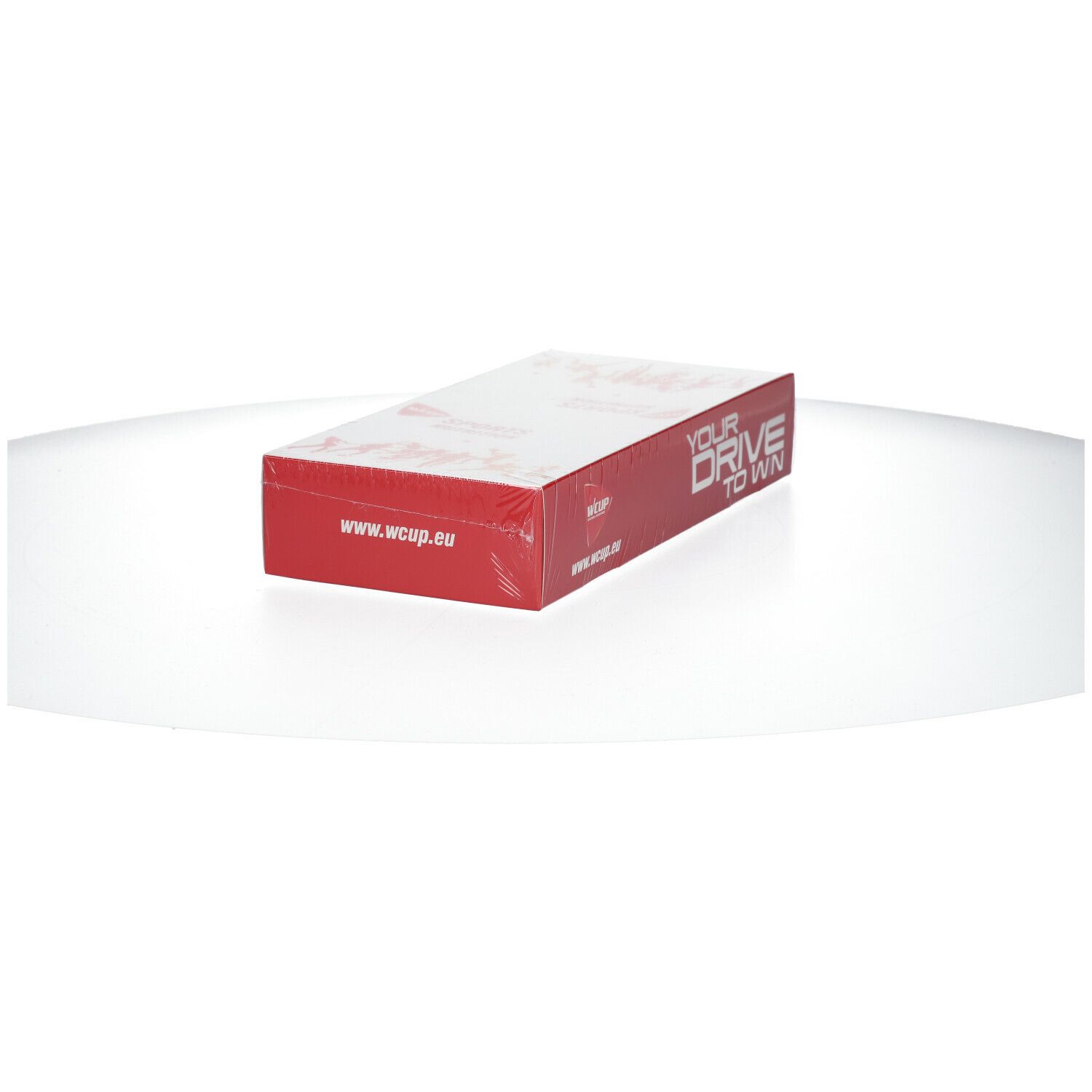 Emballage rouge et blanc, logo WCUP, texte 'YOUR DRIVE TO WIN'. Emballage plastique.