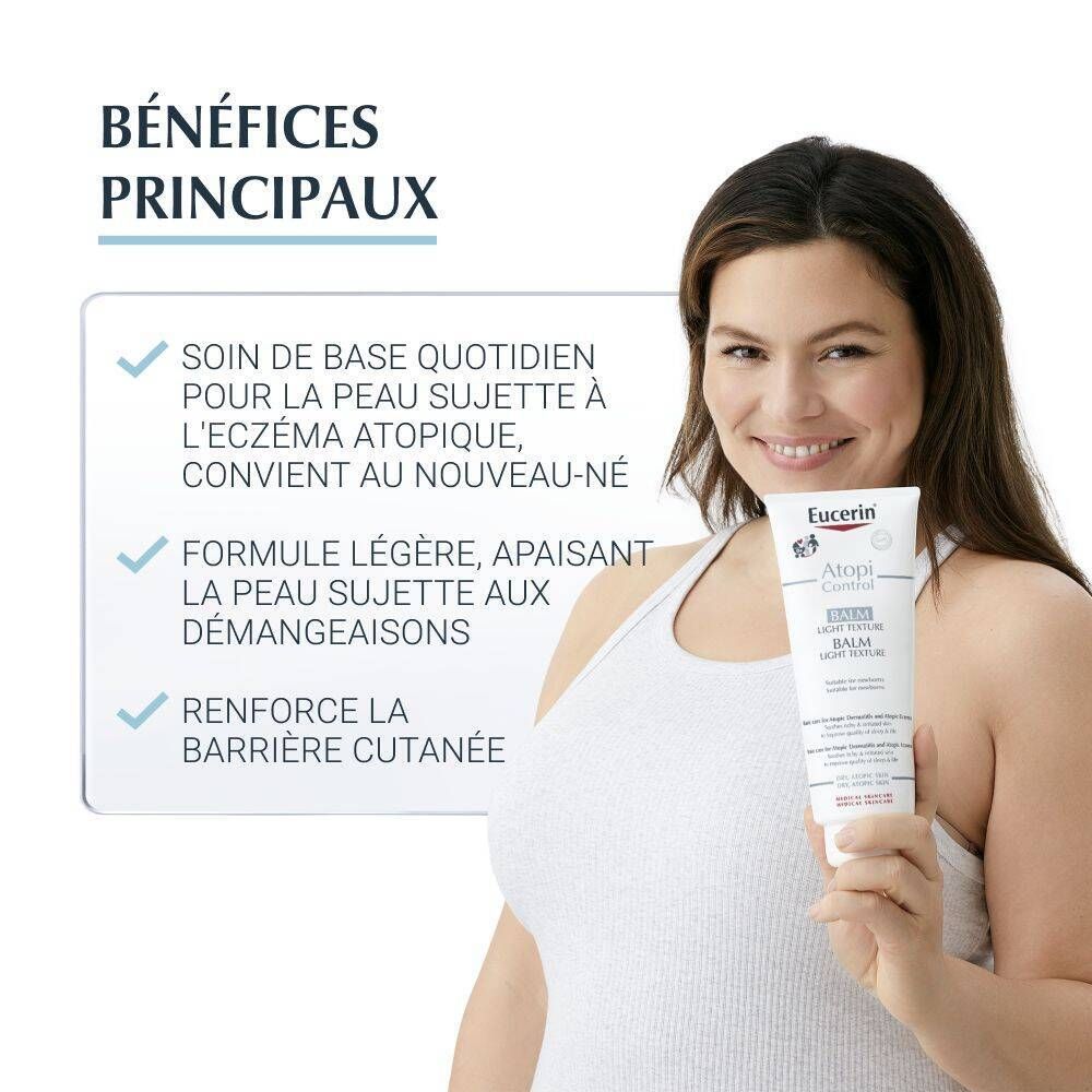 Femme tenant Eucerin AtopiControl Baume. Informations et avantages du produit sur tableau. Pour peau atopique, convient aux nouveau-nés.
