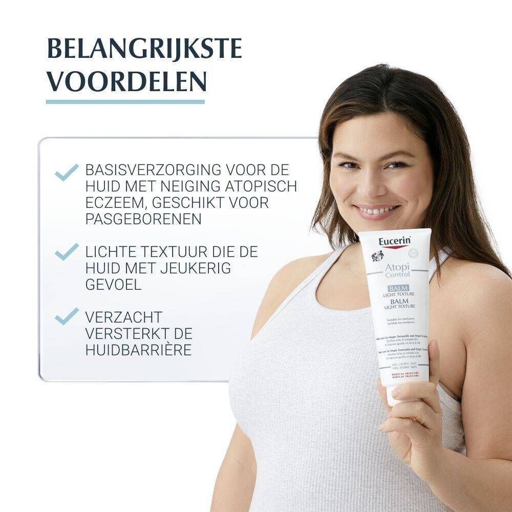 Vrouw houdt Eucerin AtopiControl Balsam vast. Productinfo en voordelen op bord. Voor huid met atopie, ook voor pasgeborenen.