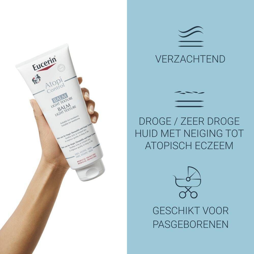 Hand houdt Eucerin AtopiControl Balsam tube vast. Textuur- en gebruiksinstructies. Voor droge, atopische huid, ook voor baby's.