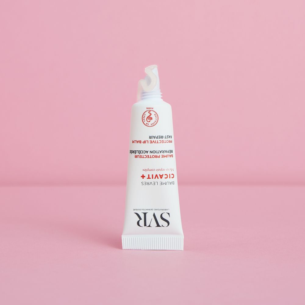 Produit sur fond rose. Tube blanc avec logo SVR et nom du produit.