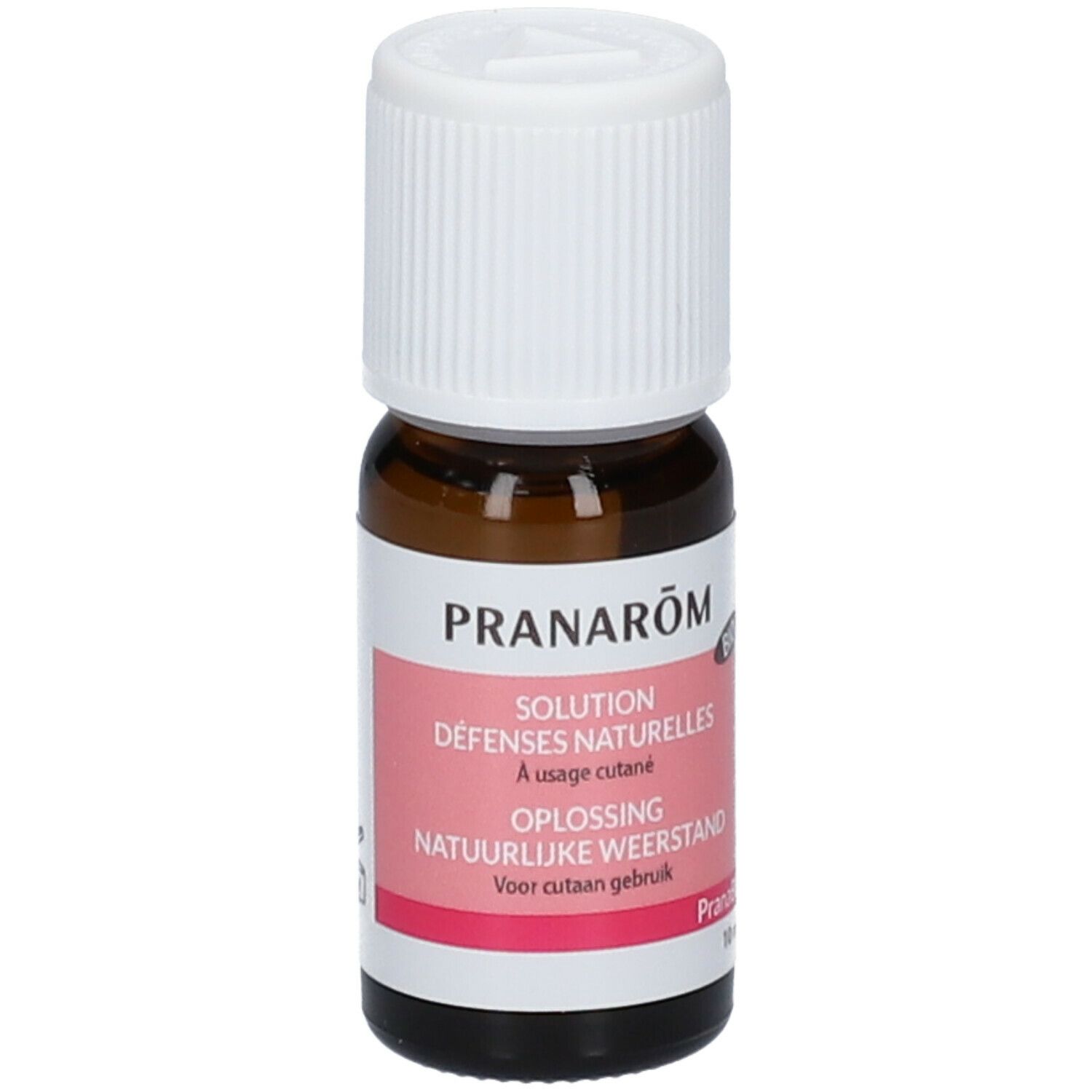 Flacon en verre brun avec bouchon blanc. Étiquette avec texte: Pranarôm, Solution Défenses Naturelles, à usage cutané, Oplossing natuurlijke weerstand. Bio.