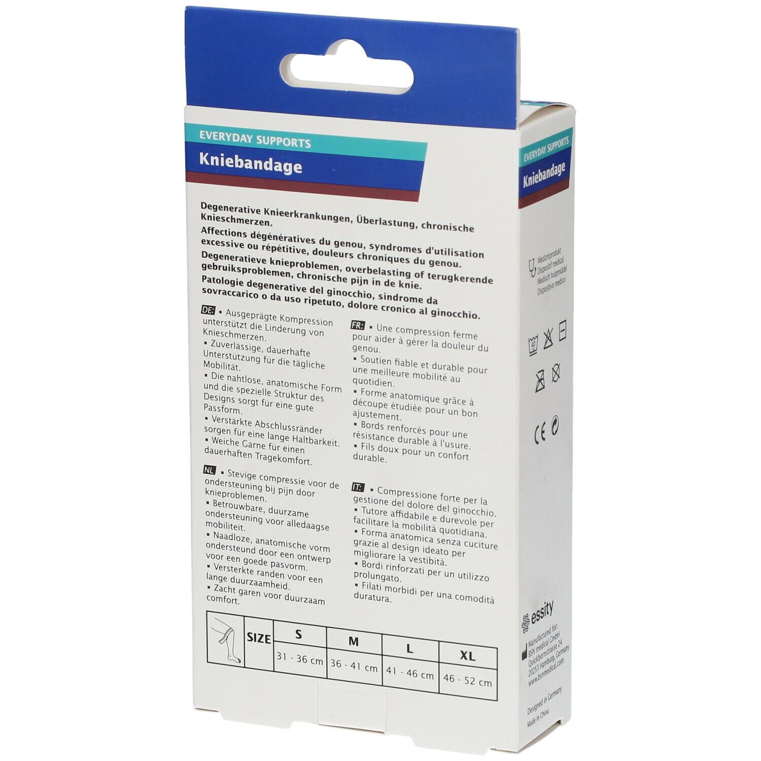 Achterkant van de Actimove kniebandage verpakking. Tekst in meerdere talen. Maten: S, M, L, XL. Fabrikantenlogo: essity.