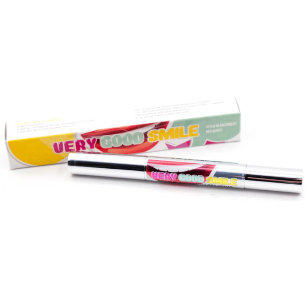 Tandenbleekpen en verpakking. Zilverkleurige pen met tekst VERY GOOD SMILE. Witte verpakking.
