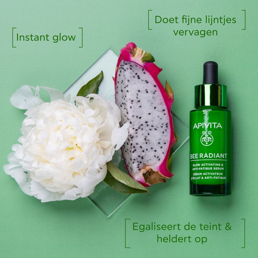 Product, pioenroos, drakenfruit. Opschrift: APIVITA, BEE RADIANT, Serum.