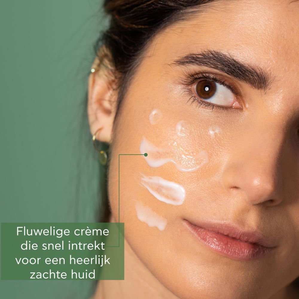 Gezicht met serum. Opschrift: Fluweelige crème, die snel intrekt voor een heerlijk zachte huid.