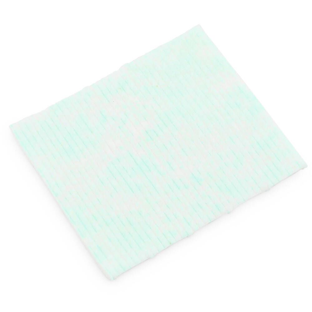 Einzelner, quadratischer Make-up-Entferner-Pad. Weiß mit hellgrünen Flecken. Textur sichtbar.
