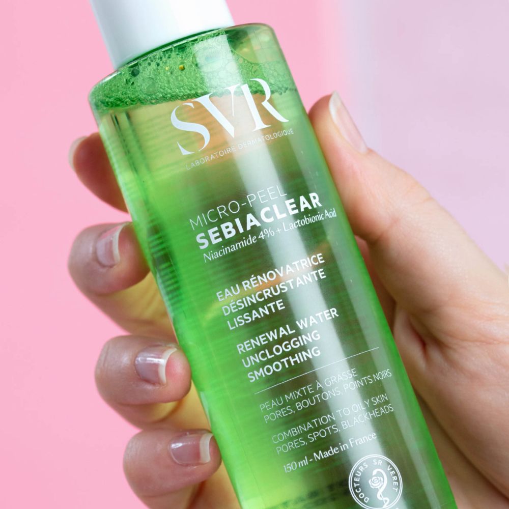 Groene fles met witte dop. Opschrift: SVR SEBIACLEAR Micro-Peel. Bevat Niacinamide en lactobionzuur. Franse opschrift.