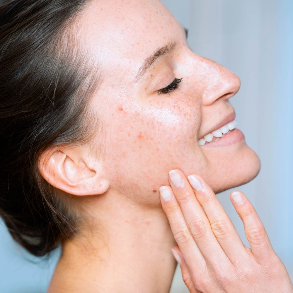 Flacon vert avec bouchon blanc. Inscription: SVR SEBIACLEAR Micro-Peel. Contient de la Niacinamide et de l'acide lactobionique. Inscription française.