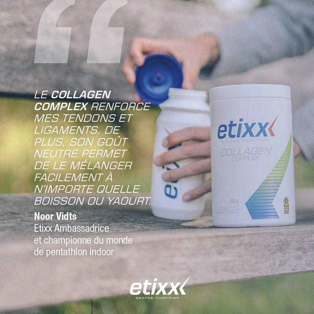 Femme versant de la poudre d'une bouteille dans une autre. Logo « etixx ». Pot blanc avec « COLLAGEN COMPLEX ».