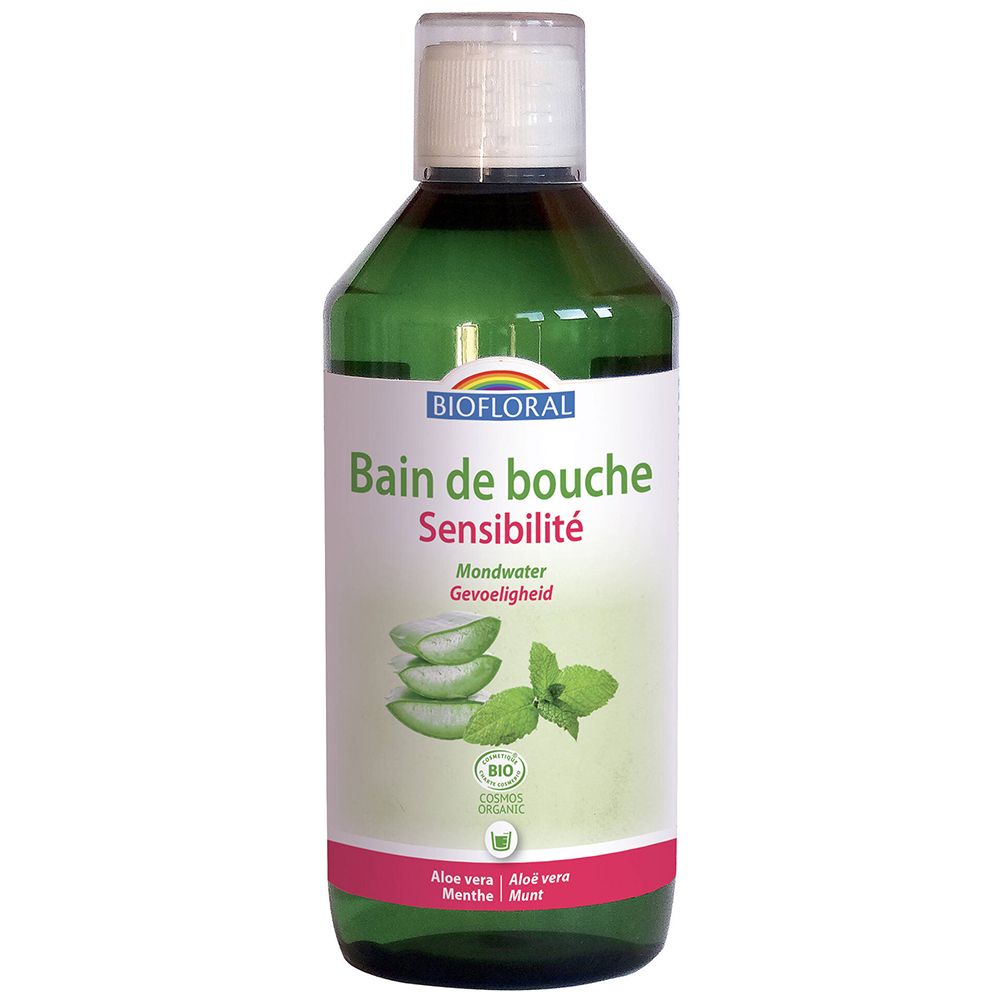 Bouteille verte avec bouchon blanc. Inscription: BIOFLORAL, Bain de bouche Sensibilité. Illustration d'aloe vera et de menthe.