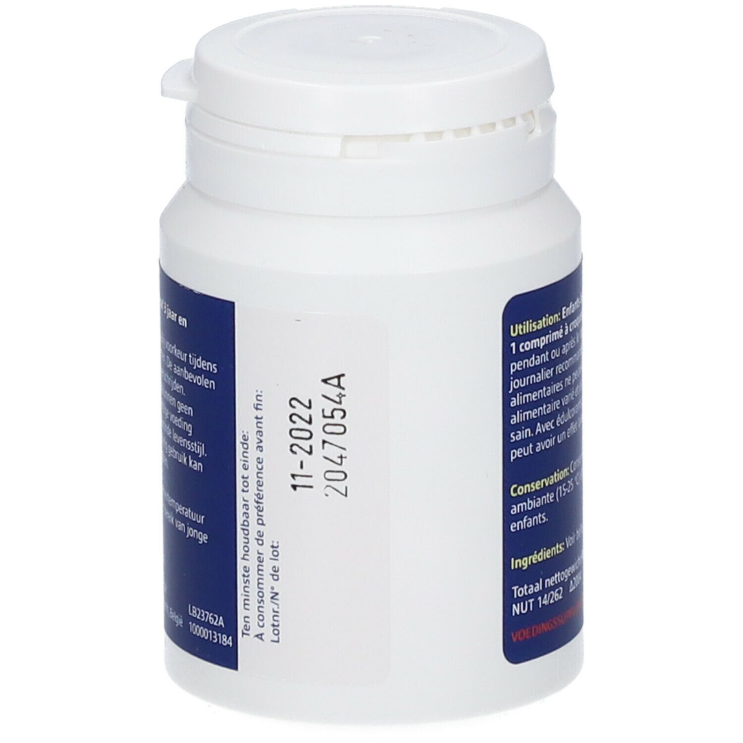 Witte fles Davitamon Junior Vitamine C. Etiket met houdbaarheidsdatum: 11-2022. Lotnummer.
