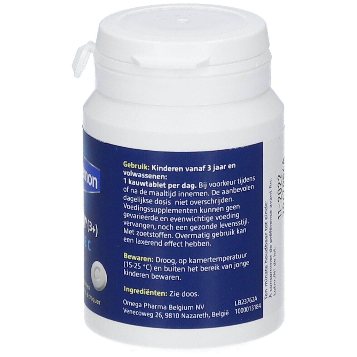 Witte fles Davitamon Junior Vitamine C. Tekst op blauw etiket. Gebruiksaanwijzing en ingrediënten.