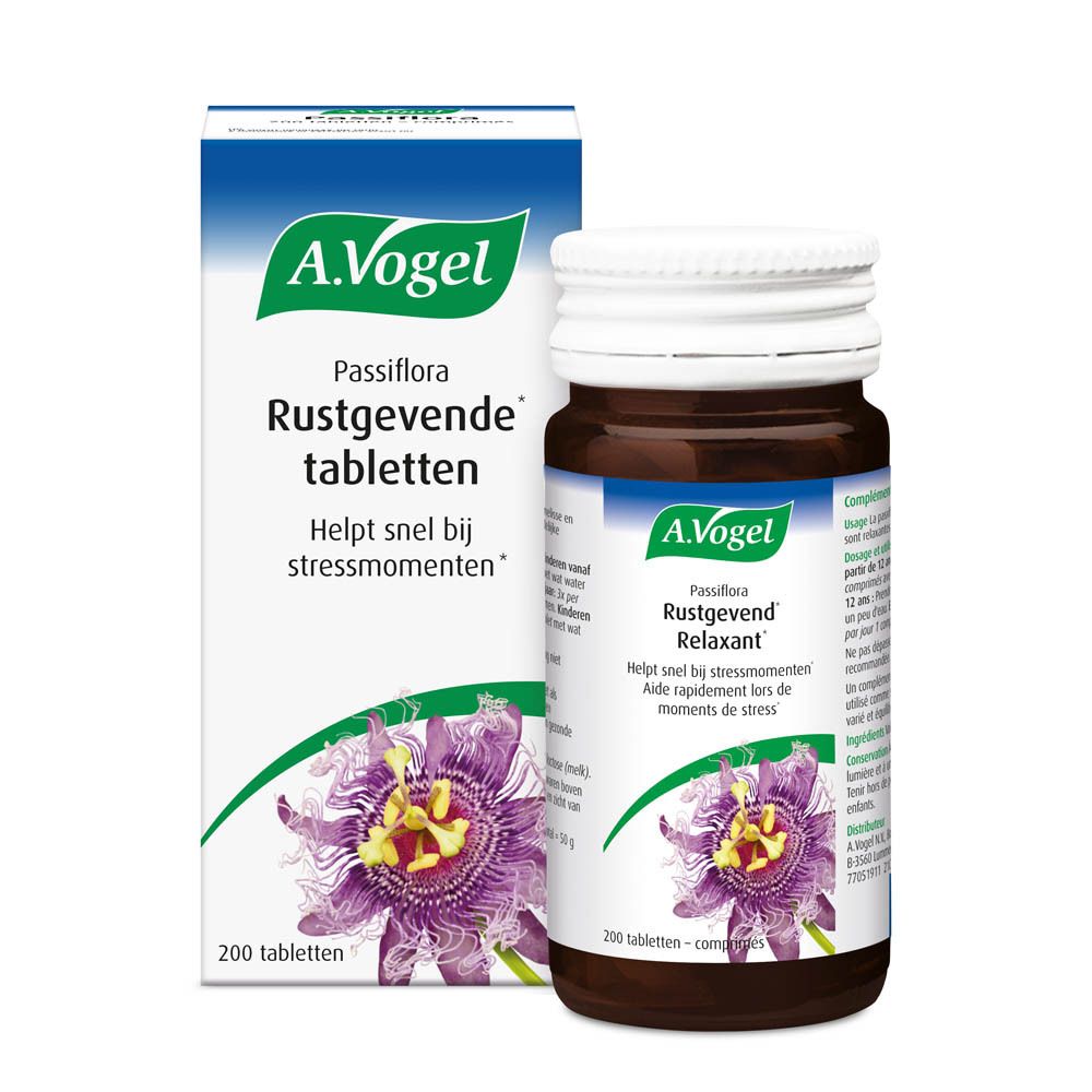 Achterkant bruine glazen fles. Tekst in het Nederlands. A. Vogel Passiflora-Komplex tabletten.
