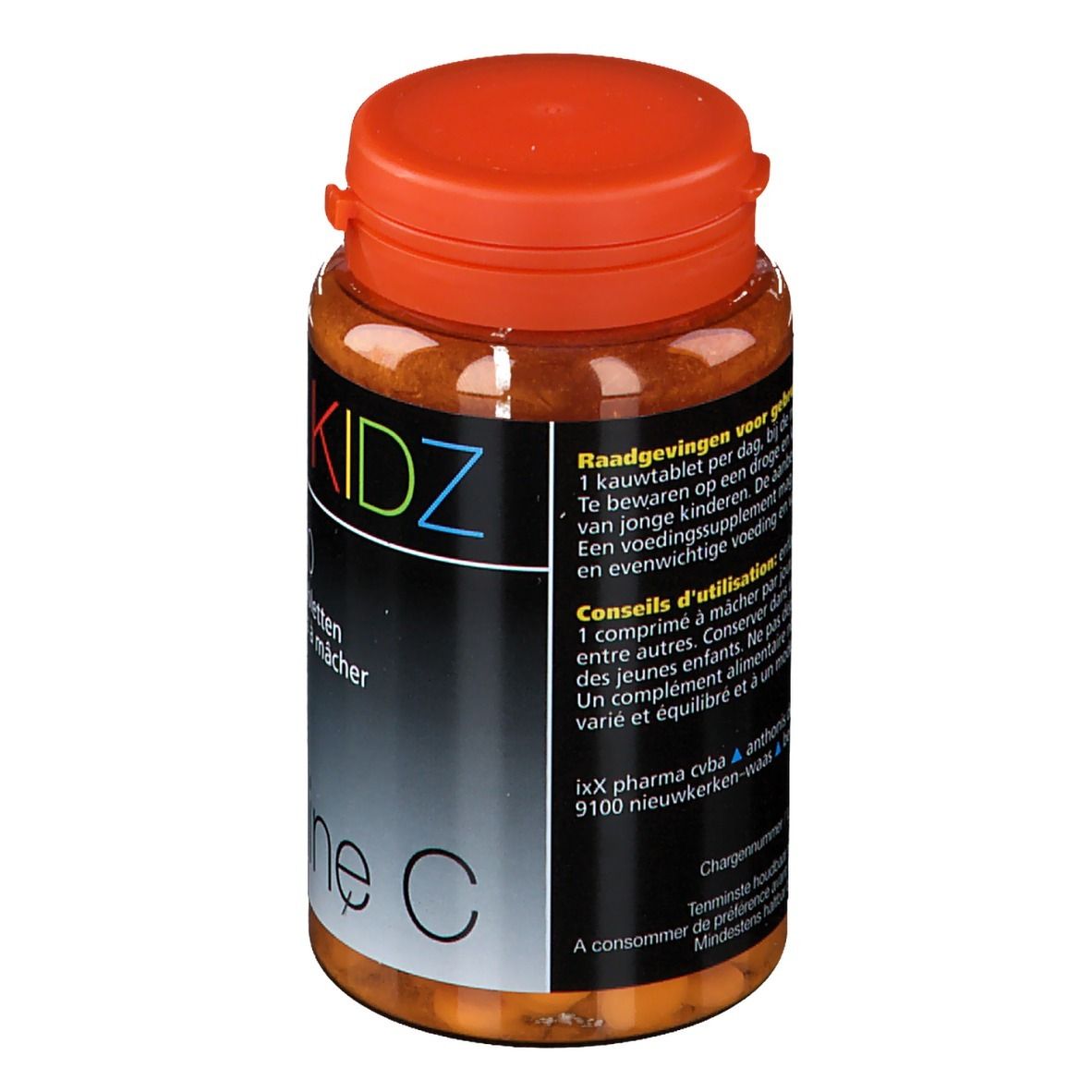 Bruine plastic fles met oranje dop. Opschrift C-ixX KIDZ, 90 kauwtabletten, Vitamine C. Tekst op de achterkant.