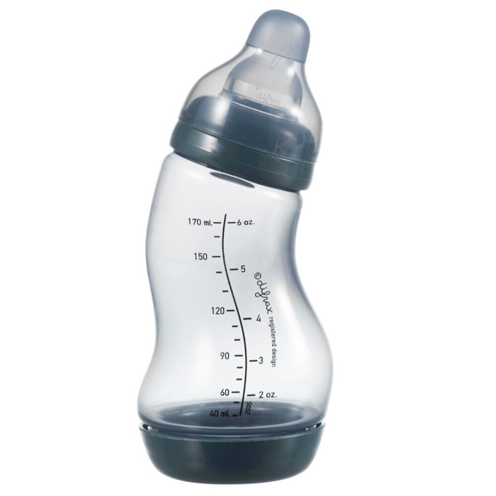 Blaue Babyflasche mit Messskala. Mit Sauger. Geschwungene Form.