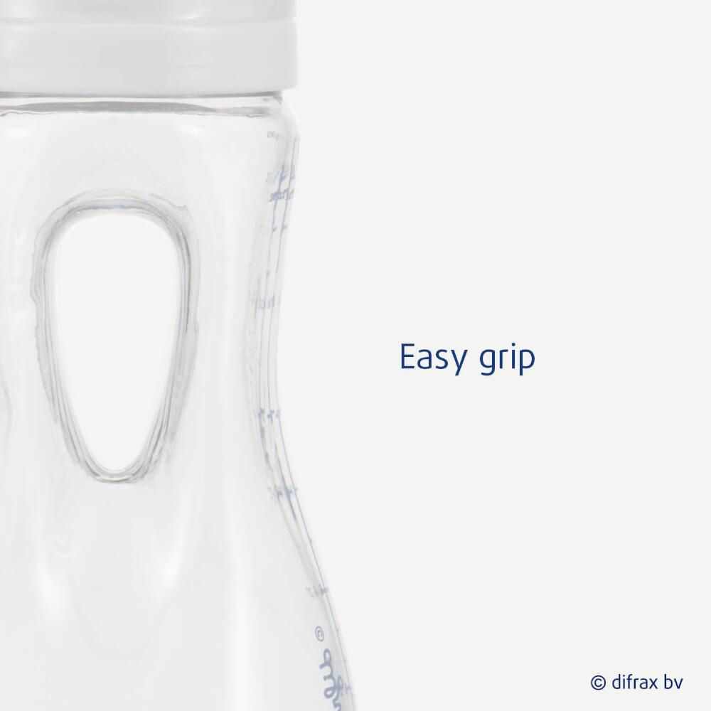 Babyfles met handvat. Close-up. Easy Grip.
