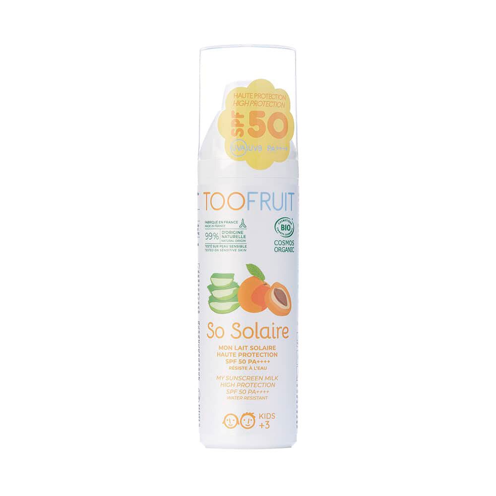 Flacon de lait solaire blanc avec autocollant jaune. Texte: SPF 50, Toofruits, So Solaire, Kids +3. Illustration d'aloe vera et d'abricot.
