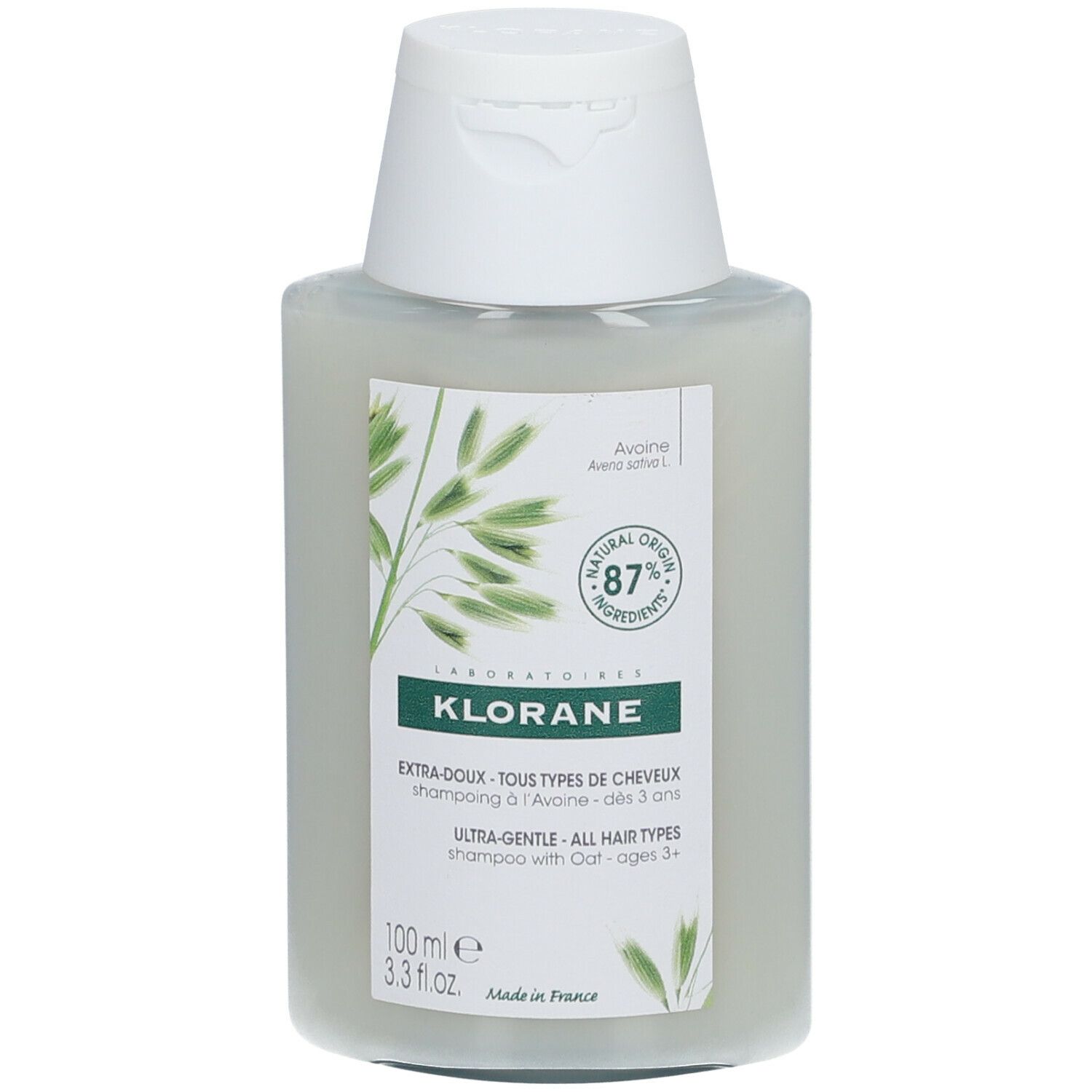 Flacon de shampooing Klorane à l'avoine. Bouchon blanc, étiquettes vertes et blanches. Contient 87% d'ingrédients d'origine naturelle.