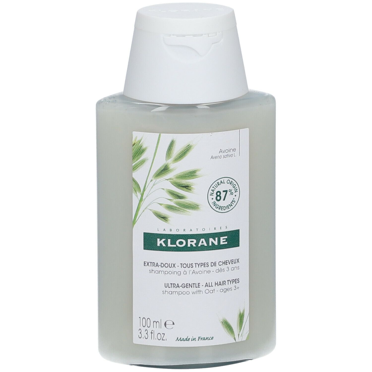 Flacon de shampooing Klorane à l'avoine. Bouchon blanc, étiquettes vertes et blanches. Contient 87% d'ingrédients d'origine naturelle.