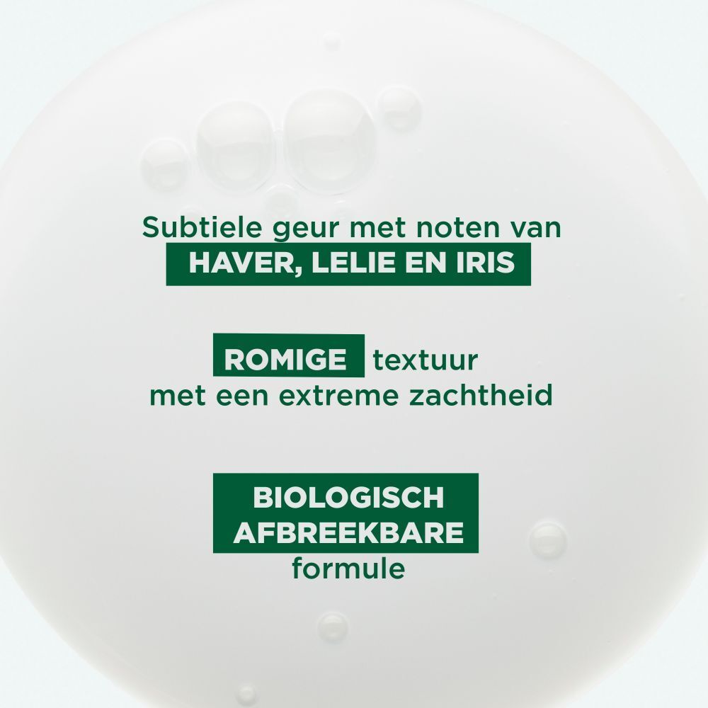 Close-up. Tekstfragmenten met productinformatie, ingrediënten en certificeringen. Witte achtergrond.