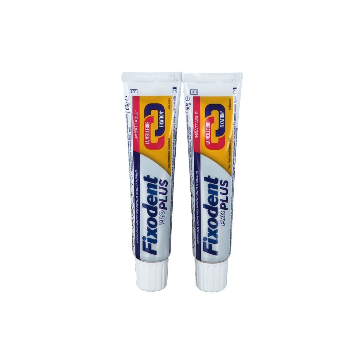 Twee tubes Fixodent Pro Plus kleefcrème. Witte tubes met blauwe en gele tekst. Productnaam en logo duidelijk zichtbaar.