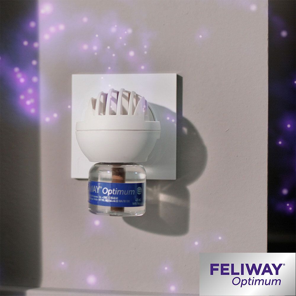 Diffuseur FELIWAY® Optimum branché. Boîtier blanc, étiquette bleue.