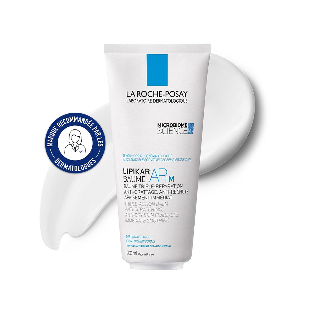 Tube blanc avec logo bleu et étalement de crème. Inscription: Lipikar Baume AP+M. Recommandé par les dermatologues.