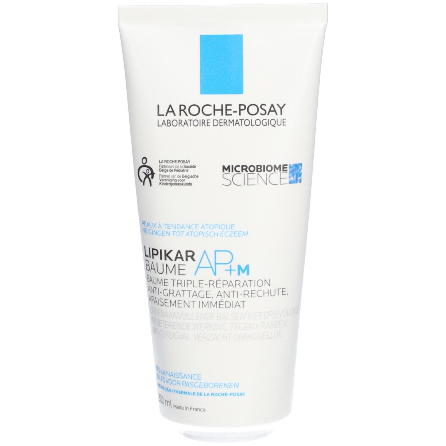 Tube blanc avec logo bleu. Inscription: Lipikar Baume AP+M. Pour peaux à tendance atopique. Avec certifications.