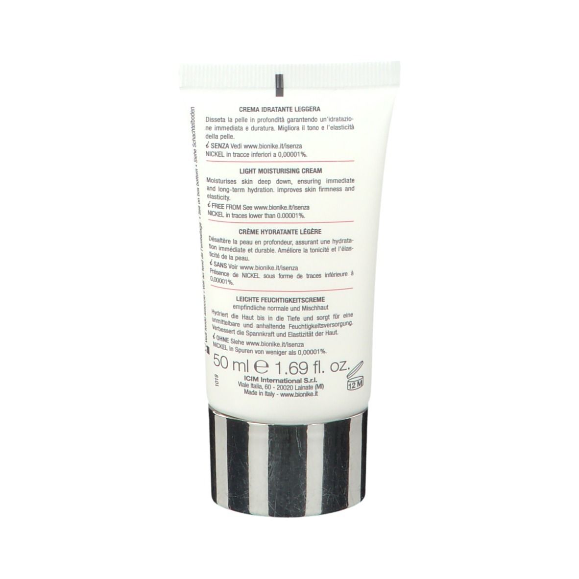 Achterkant van een witte tube met tekst. Informatie over lichte vochtinbrengende crème. 50 ml. Getest op nikkel.