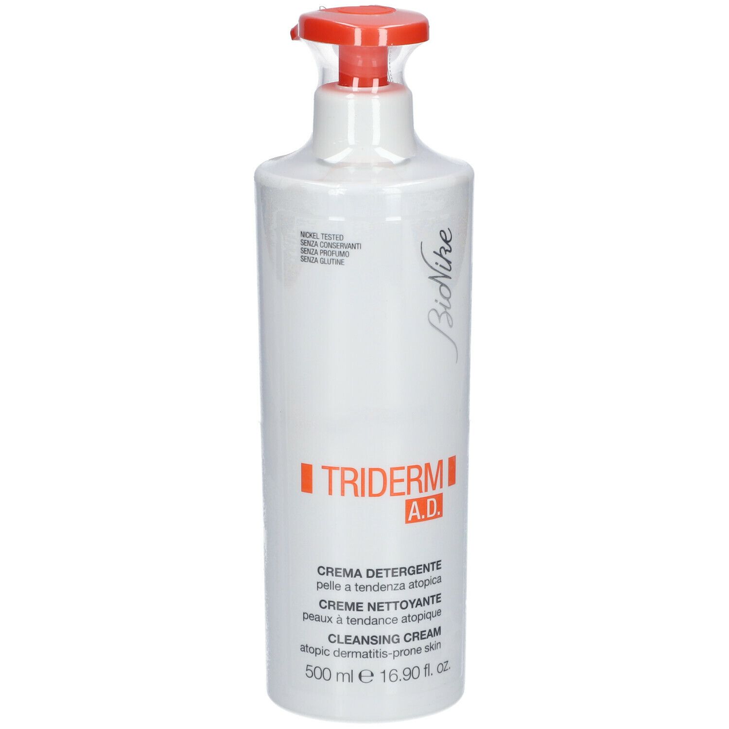 Flacon blanc avec pompe rouge. Inscription: TRIDERM A.D. CREMA DETERGENTE. 500 ml.
