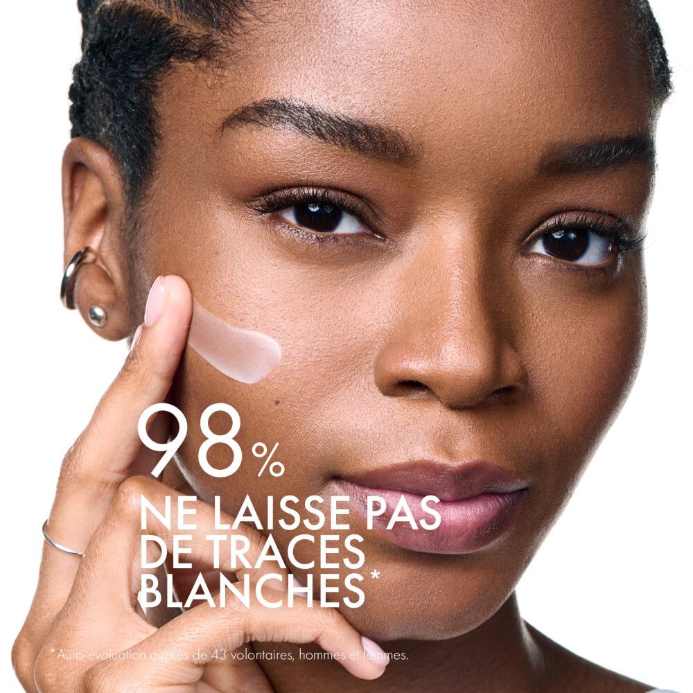 Flacon blanc avec pompe. Vichy Capital Soleil UV-Age Daily SPF50+ est visible.
