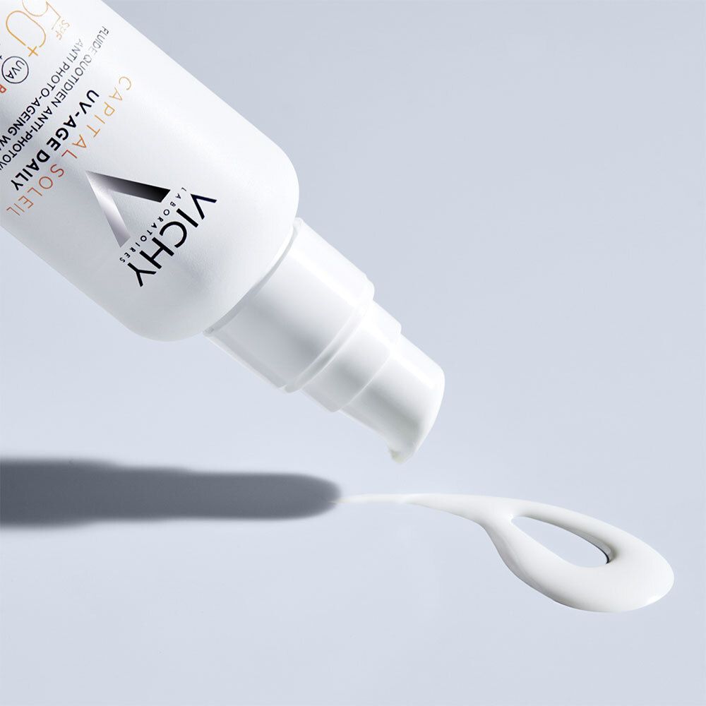 Witte fles met pomp. Vichy Capital Soleil UV-Age Daily SPF50+ is zichtbaar.