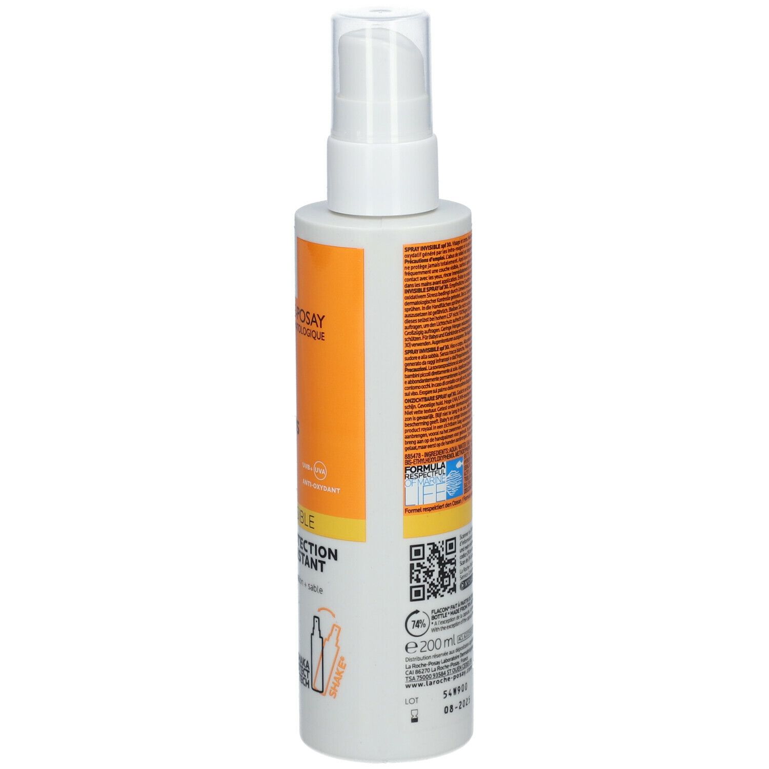 Achterkant van de zonnebrandsprayfles. Tekst en QR-code. Oranje etiket met productinformatie.